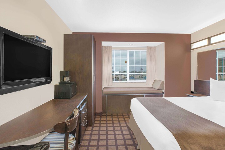 1 Queen Bed Accessible Room (18 of 19)
