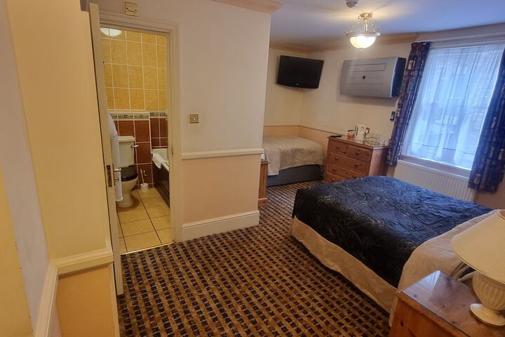 Room 17 of 33