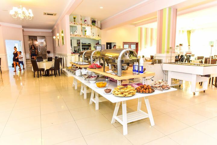 Breakfast/Coffee Service 106 of 147