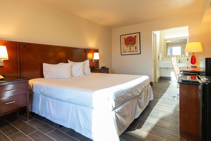 1 Queen Bed (9 of 10)