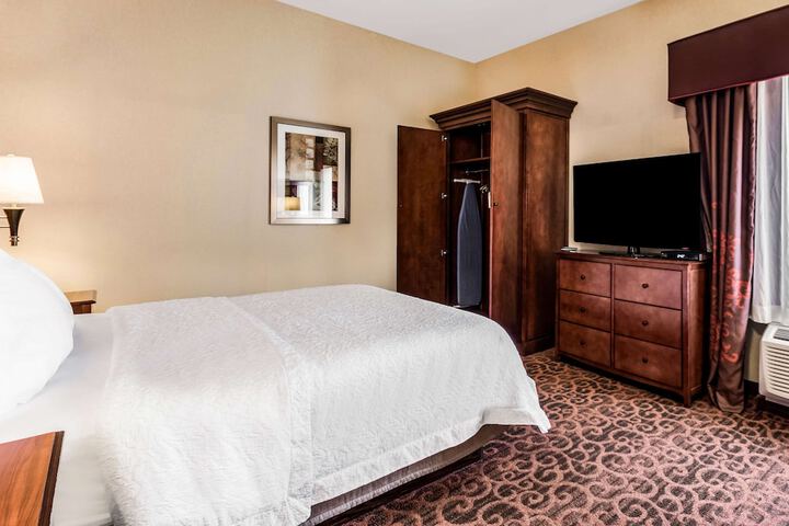 2 Queen Beds Tub Shower Combo (13 of 21)