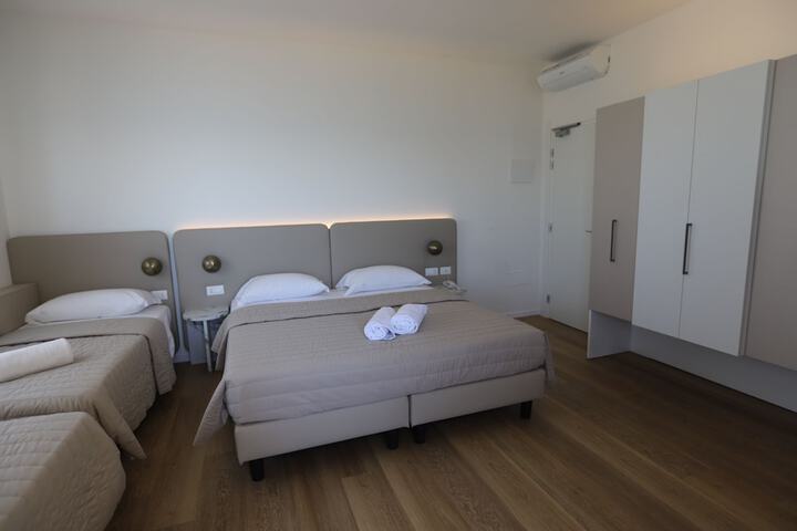 Room 19 of 104