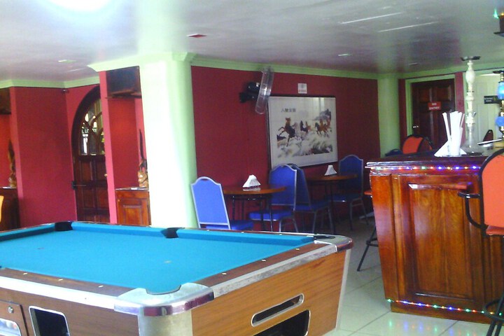 Lounge 10 of 14
