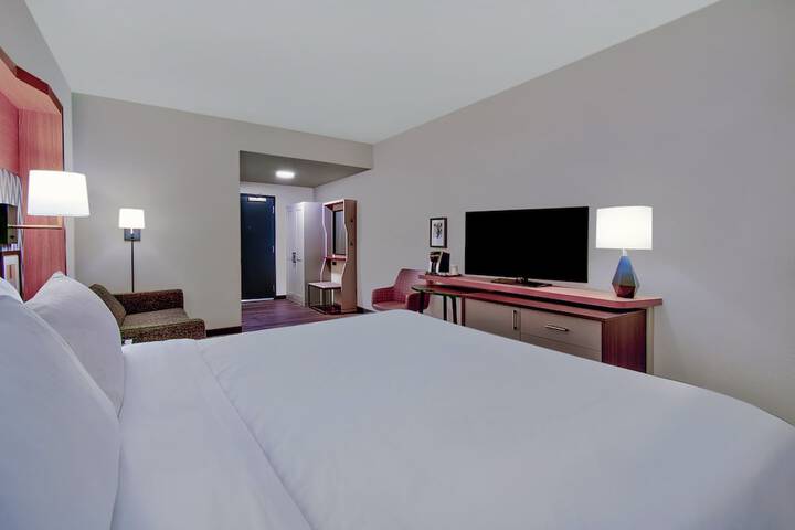 1 King Bed Communications (8 of 16)