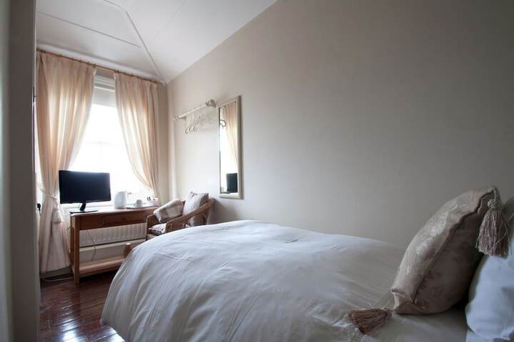Room 3 of 16