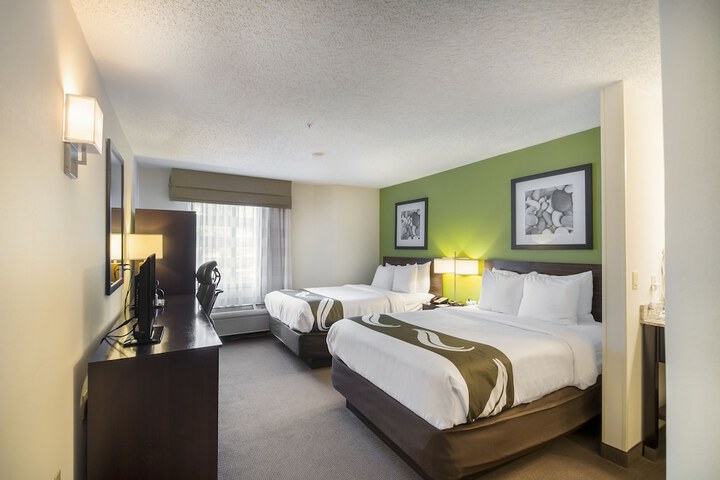 2 Double Beds (3 of 7)