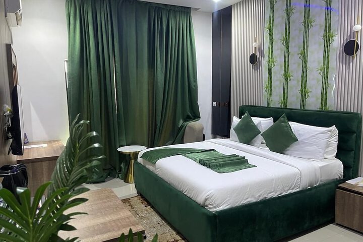Room 6 of 9