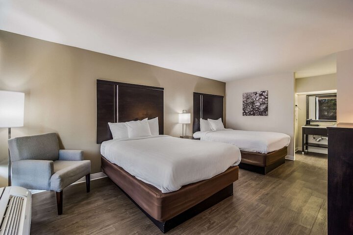 2 Queen Beds (9 of 11)