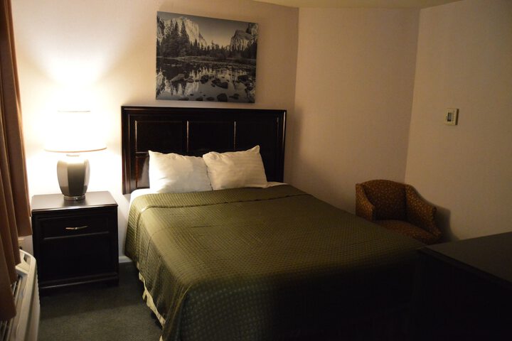 1 King Bed (4 of 16)