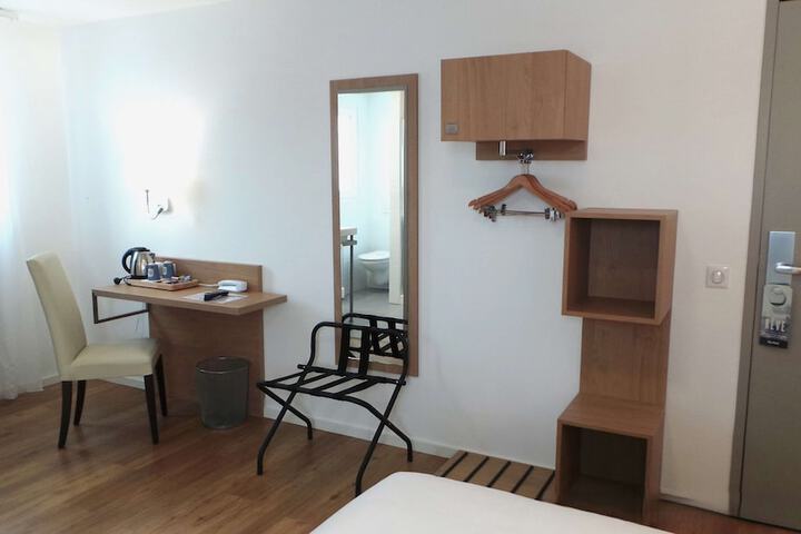 Room 17 of 127