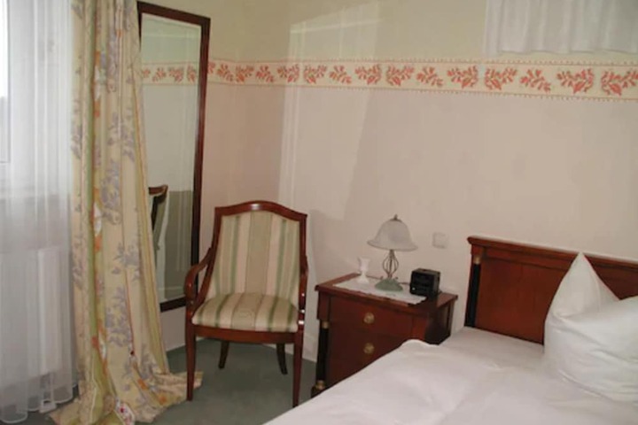 Room 3 of 25