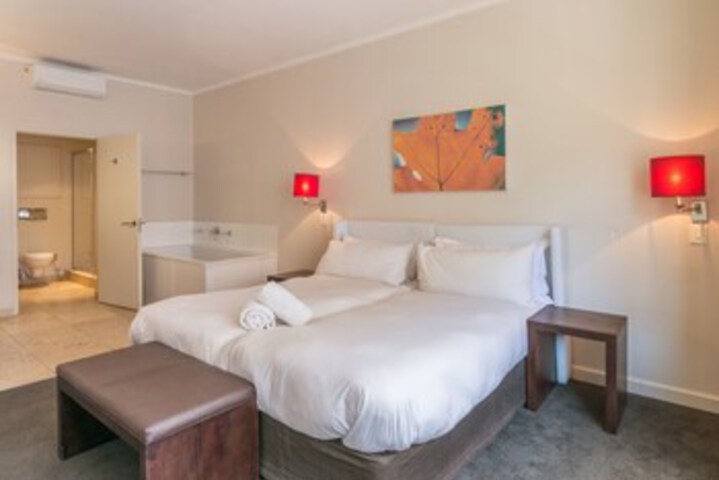 Room 6 of 18