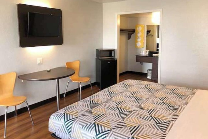 Room 6 of 19