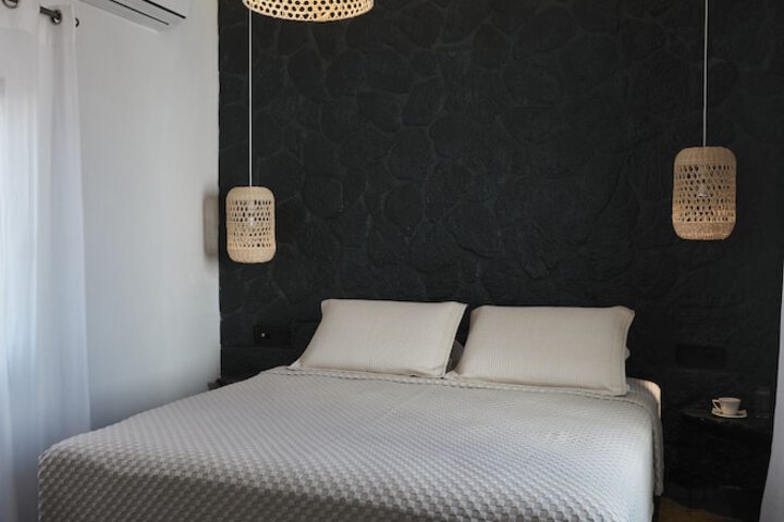 Room 13 of 211