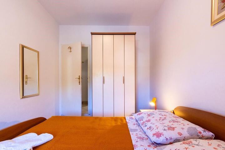 Room 6 of 39