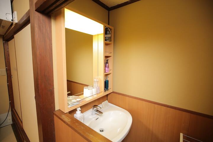 Room 28 of 71