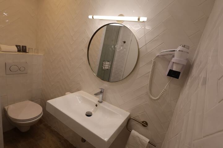 Room 44 of 128