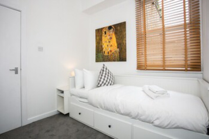Room 17 of 24