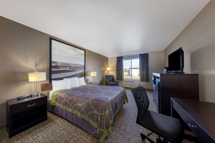 1 Queen Bed (4 of 19)