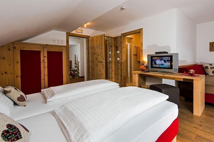 Room 6 of 43