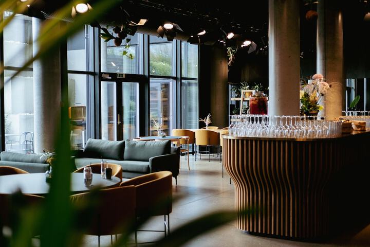 Lounge 106 of 125