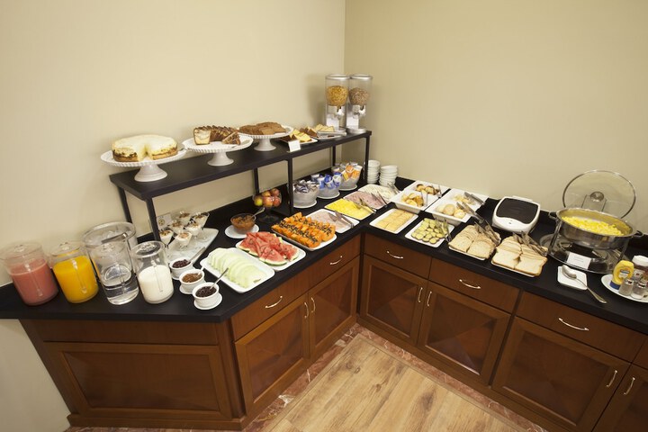 Dining 33 of 39