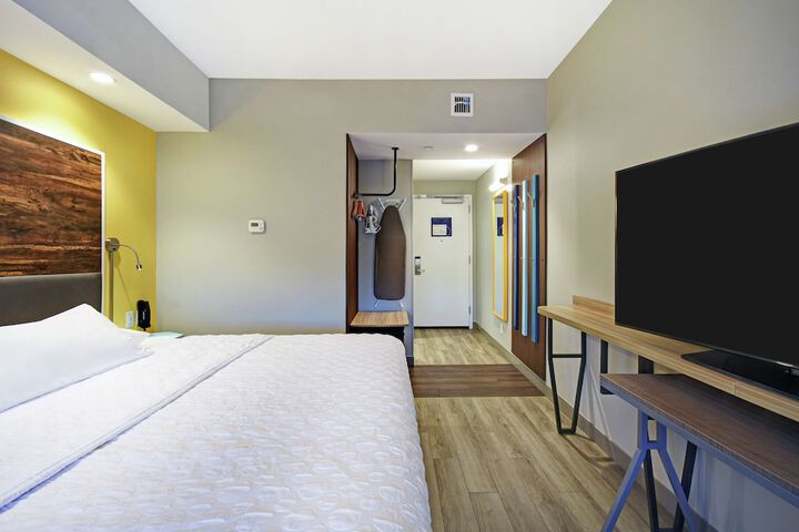 Room 11 of 32