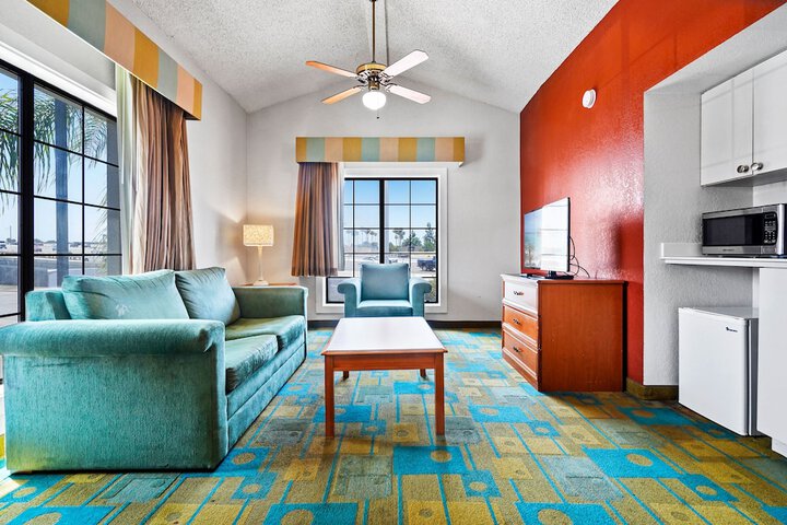 1 King Bed Mobility Hearing Impaired Accessible Room (22 of 22)