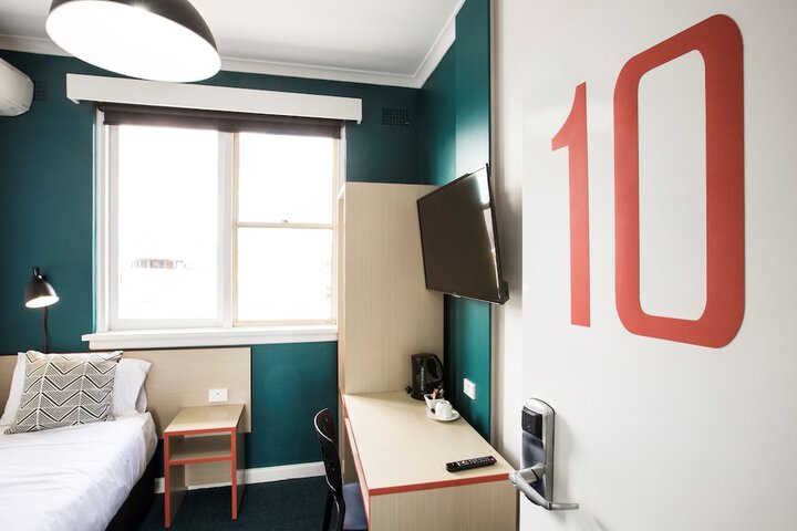 Room 6 of 43