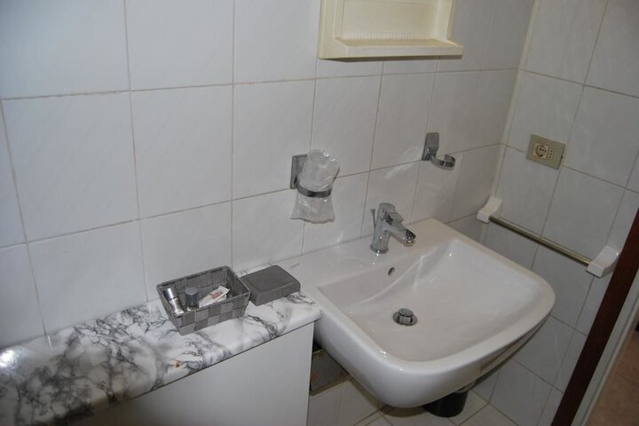 Room 10 of 25
