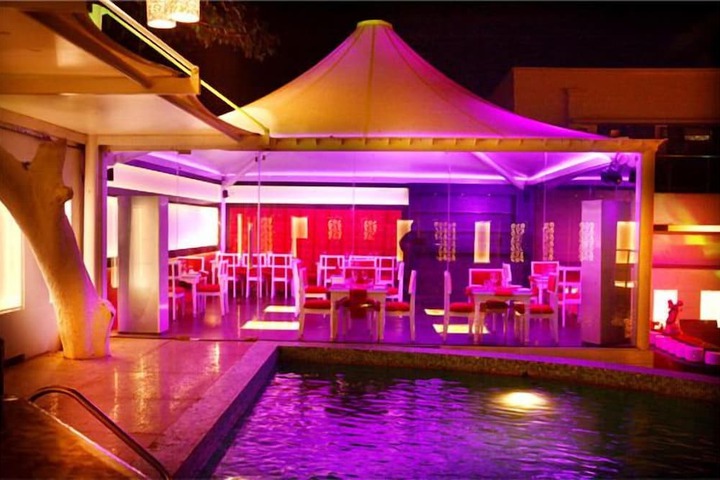 Pool Hotel
