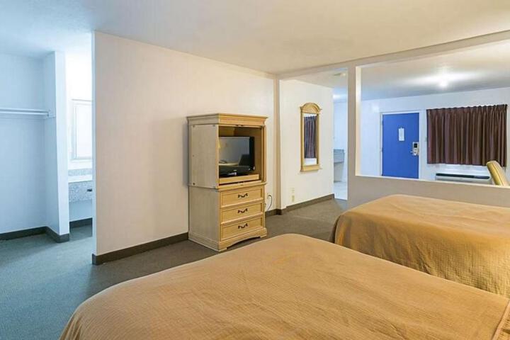 1 King Bed Choice Room (1 of 5)