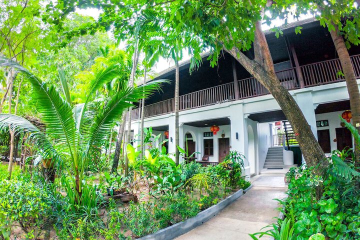 Hotel Exterior 238 of 242