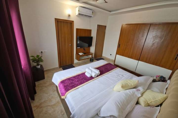 Room 10 of 28