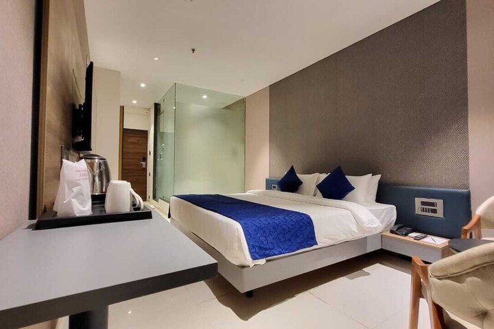 Room 4 of 8