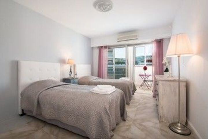 Room 6 of 11