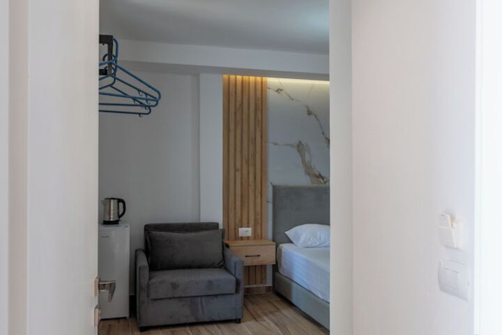 Room 5 of 82