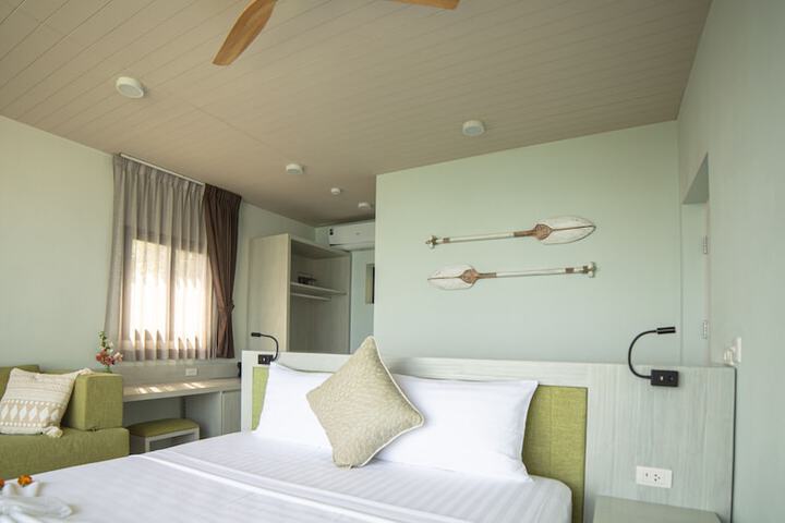 Room 6 of 80