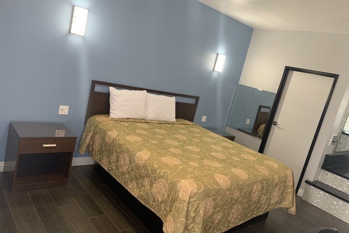 Deluxe Single Room 1 King Bed Jetted Tub (2 of 10)