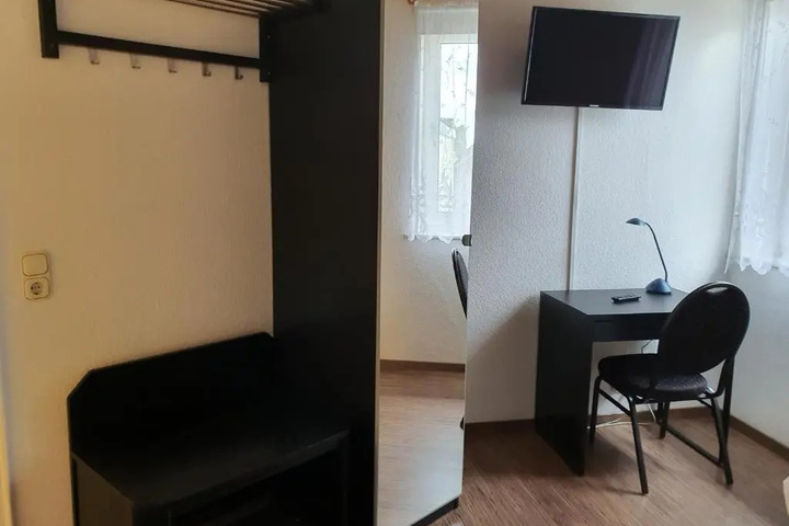 Room 4 of 9