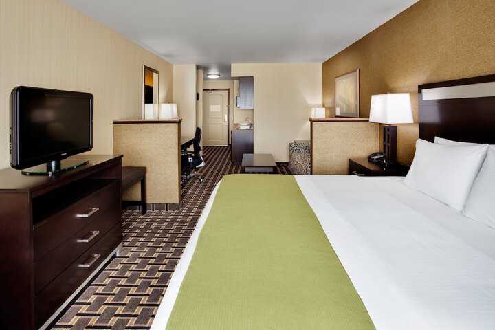 1 King Bed (6 of 15)