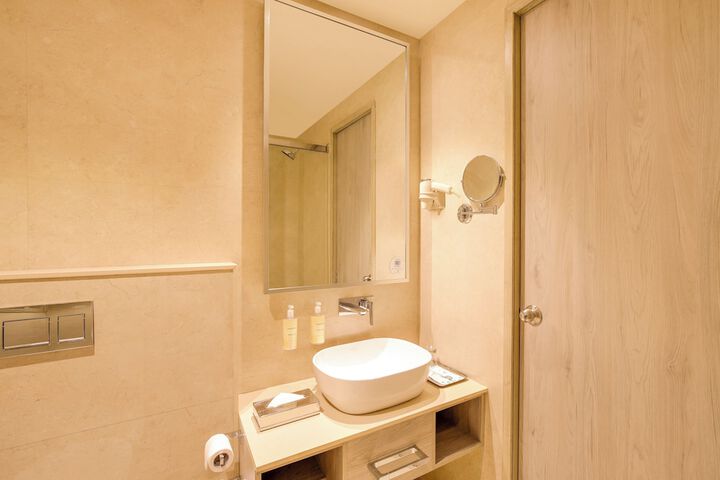Room 33 of 62