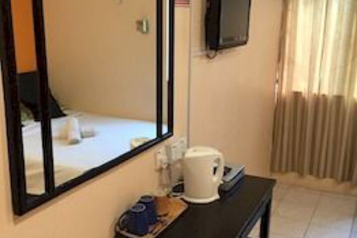Room 9 of 11