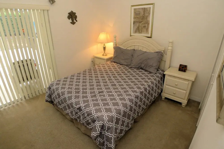 Room 4 of 18