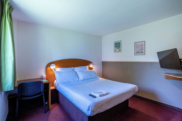 Room 11 of 24