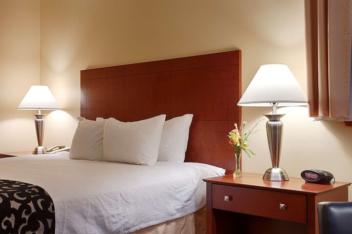 1 Queen Bed (30 of 31)