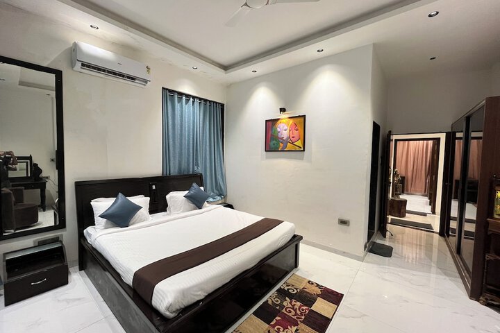 Room 28 of 96