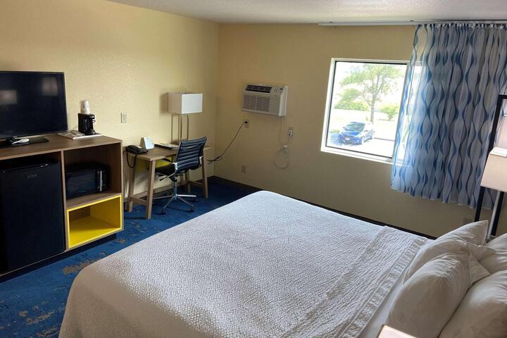 1 Queen Bed (5 of 29)