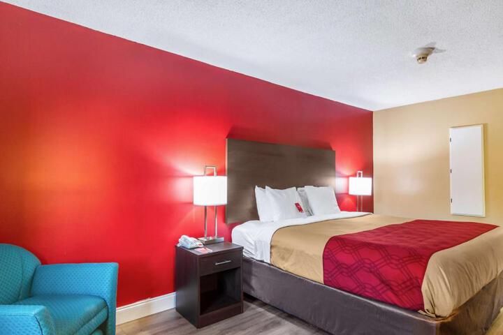 1 King Bed Ground Floor Exterior Entrance Couch Microwave and Refrigerator WiFi Contin (12 of 16)