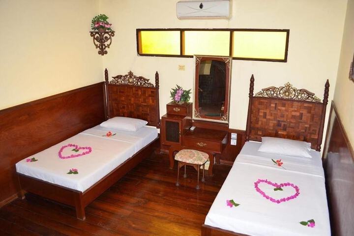 Room 7 of 28